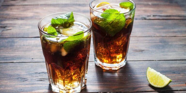 Cubalibre cubano con ron, cola y limón