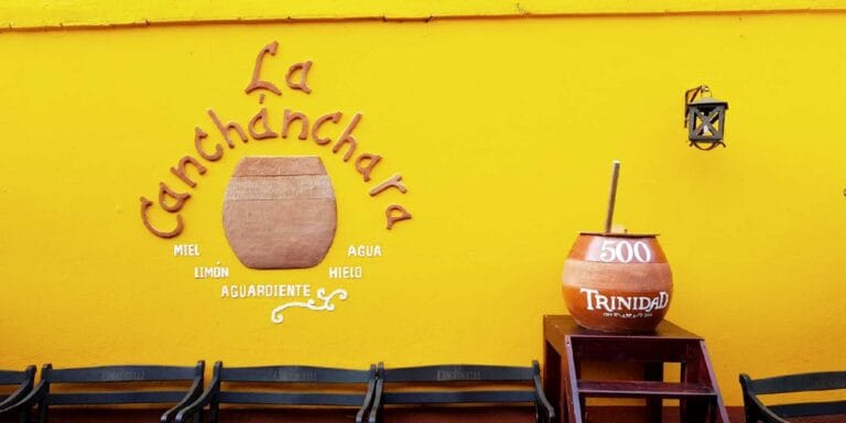símbolo de la canchánchara en pared amarilla en Trinidad