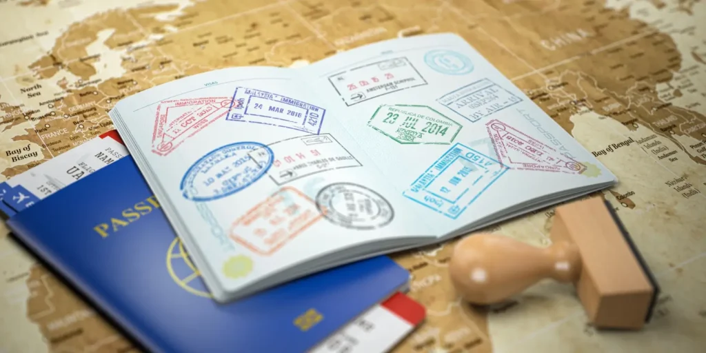 pasaporte sobre mapa mostrando entradas a paises de libre visado para cubanos